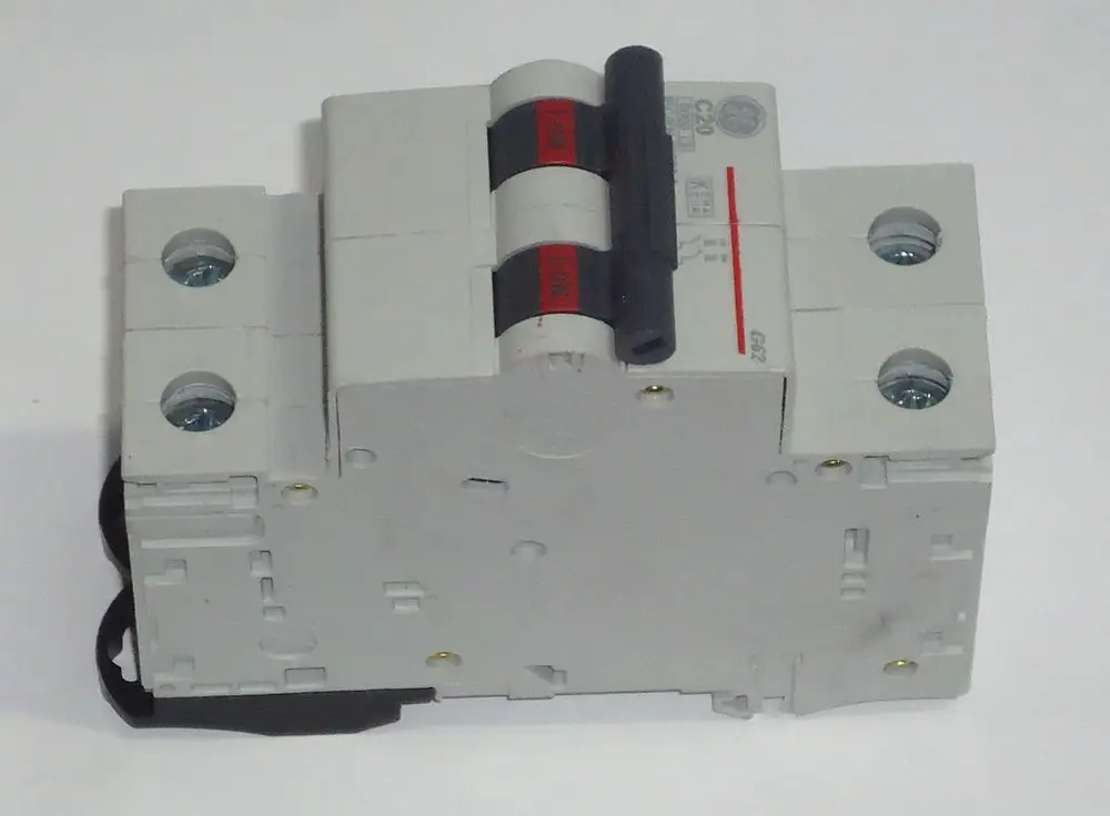 Daikin Sicherungsautomat, kompakte Einheit in neutraler Farbe mit zwei Schaltern und Verbindungselementen, geeignet zur elektrischen Absicherung in Installationen.